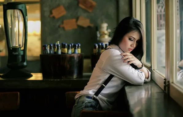 Картинка окно, бутылки, рубашка, девушка в кафе
