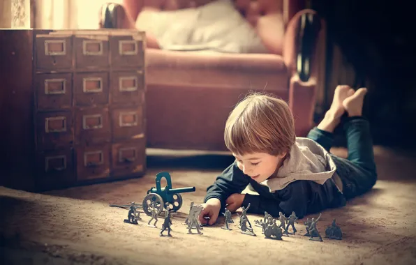 Картинка комната, игра, игрушки, кресло, мальчик, ребёнок, солдатики, Марианна Смолина