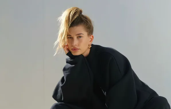 Взгляд, серый фон, look, милая девушка, cute girl, gray background, модель позирует, Hailey Baldwin