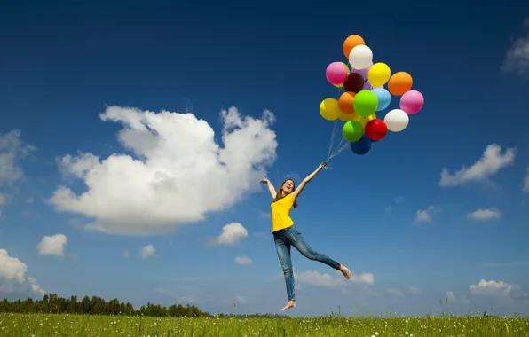 Картинка небо, трава, девушка, облака, шарики, полет, радость, счастье, воздушные шары, парение