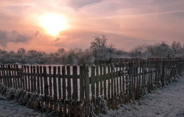 Картинка зима, закат, забор, деревня