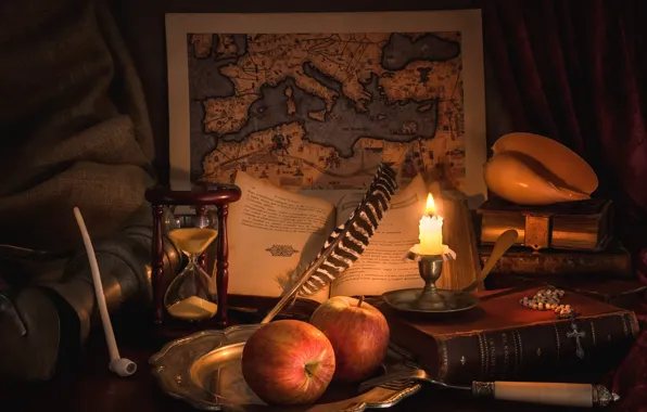 Перо, яблоки, книги, карта, свеча, трубка, ракушка, натюрморт