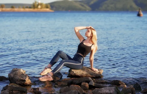 Картинка beach, nature, rocks, model, women, jeans, blonde, hips