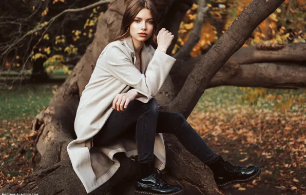 Осень, взгляд, девушка, поза, дерево, ботинки, пальто, Andreas-Joachim Lins
