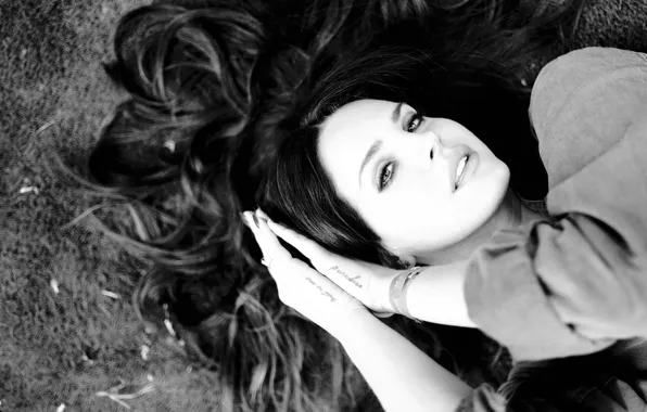 Картинка девушка, лицо, волосы, руки, черно-белое, певица, Lana Del Rey, Лана Дель Рей