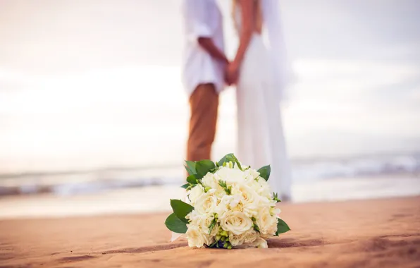 Картинка beach, sea, flowers, couple, bouquet, wedding, just married, bridal