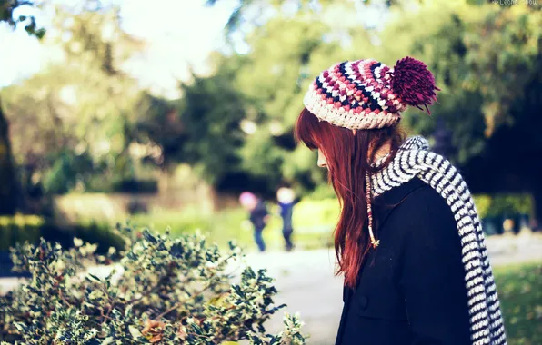 Картинка девушка, парк, шапка, шарф, рыжая, боке
