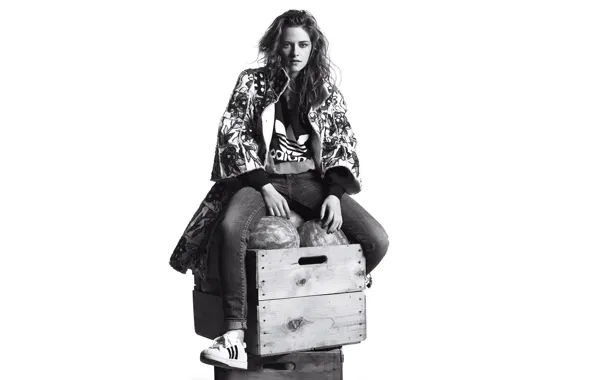 Картинка джинсы, макияж, куртка, прическа, белый фон, черно-белое, ящики, Kristen Stewart