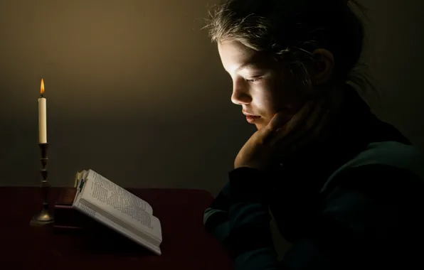 Свечи, девочка, книга