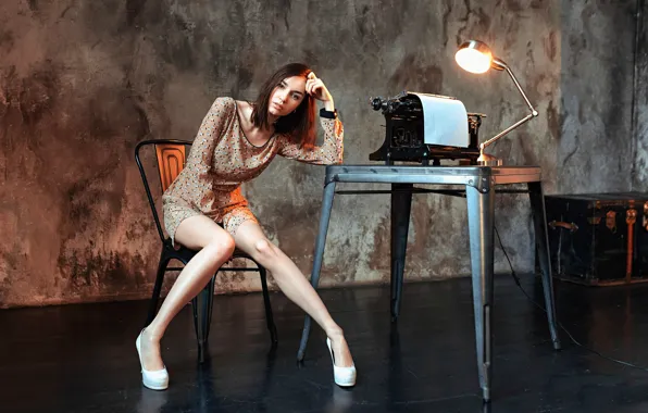 Картинка девушка, стол, комната, лампа, ножки, пишущая машинка, Даша, Dashuta Berezina