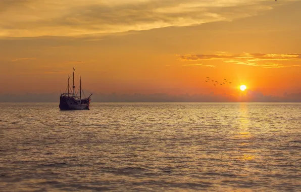 Море, закат, корабль