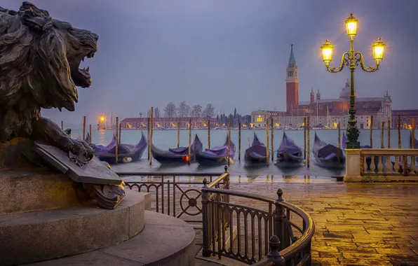 Картинка город, лодки, утро, фонари, Италия, Венеция, канал, скульптура