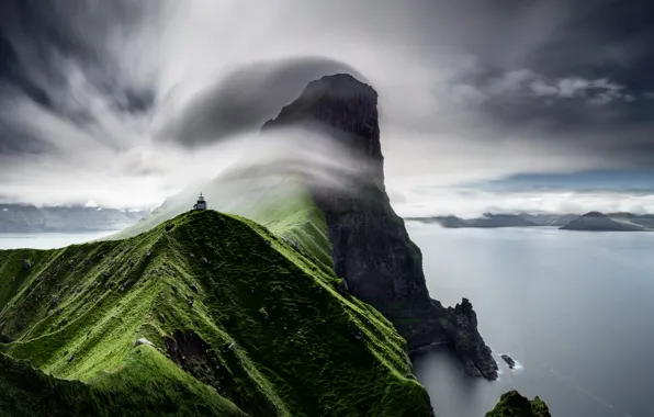 Картинка небо, облака, горы, туман, маяк, Фарерские острова, атлантический океан