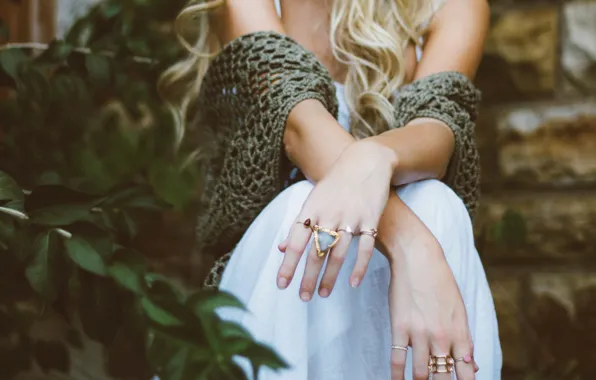 Кольца, руки, блондинка