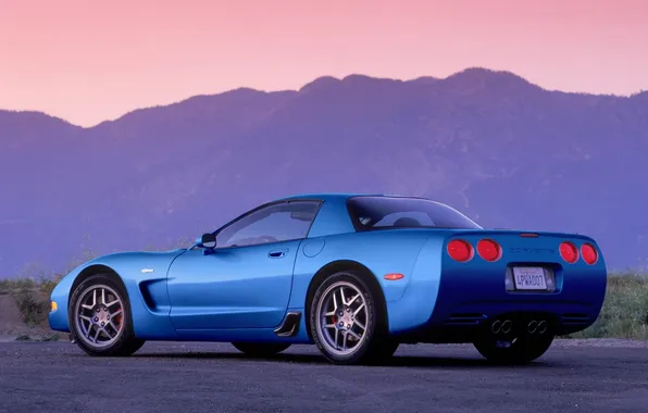 Картинка синий, Z06, Corvette, Chevrolet, Шевроле, суперкар, вид сзади, горы.небо