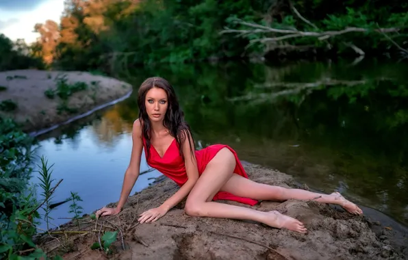 Картинка взгляд, девушка, природа, поза, река, брюнетка, ножки, красное платье