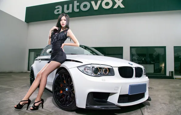 Картинка Девушки, BMW, азиатка, красивая девушка, белый авто, красивое платье, вхгляд, позирует над машиной