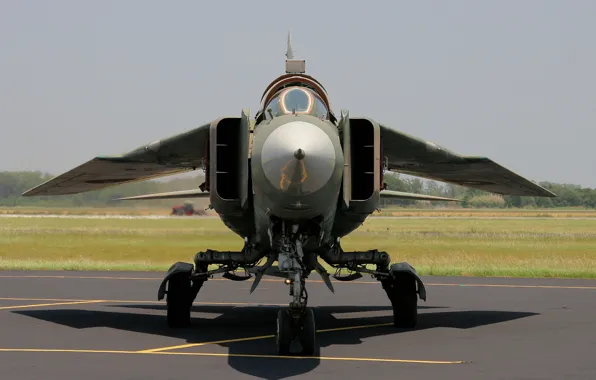 Картинка истребитель, бомбардировщик, аэродром, многоцелевой, советский, МиГ-23