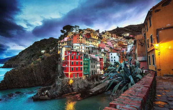 Картинка тучи, Италия, Riomaggiore, освещение, дома, город, море, лодки