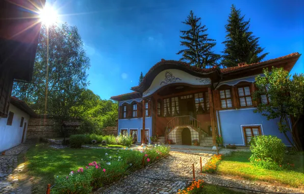 Картинка город, дом, фото, газон, особняк, лучи света, Болгария, Koprivshtitsa