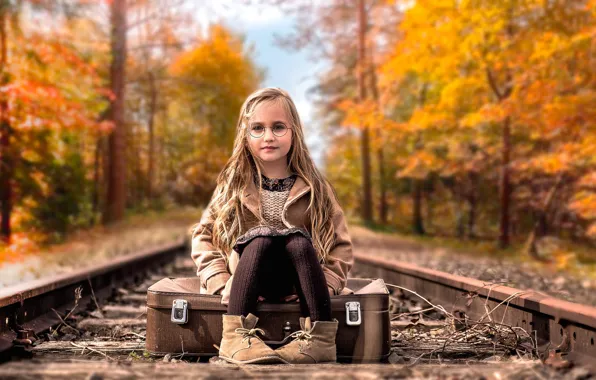 Картинка девочка, железная дорога, чемодан