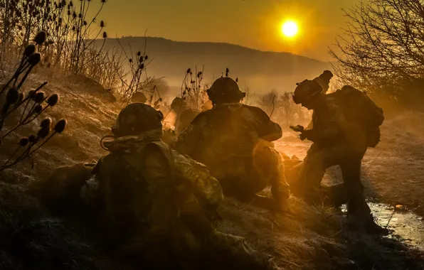 Картинка закат, туман, оружие, солдаты