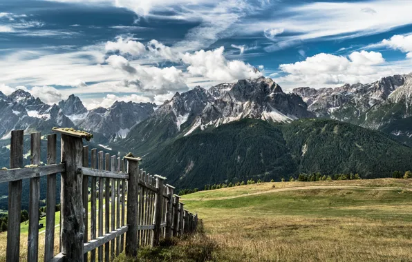 Картинка горы, забор, долина