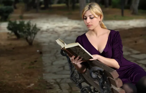 Девушка, парк, книга
