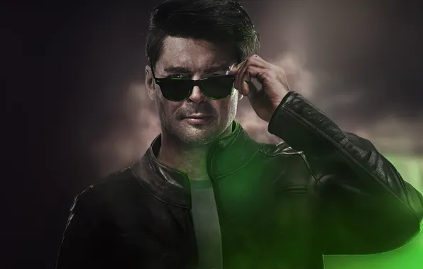 Поза, очки, куртка, Карл Урбан, Karl Urban, Джонни Кейдж, 2025, Mortal Kombat II