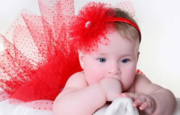 Картинка Маленькая девочка в красной юбке, красный цветочек, маленькая радость