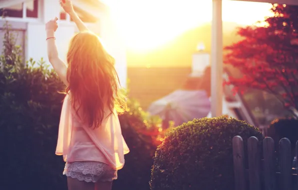 Картинка лето, девушка, солнце, свет, город, волосы, руки