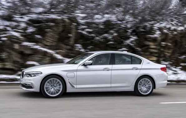 Картинка белый, скала, BMW, седан, обочина, гибрид, 5er, четырёхдверный