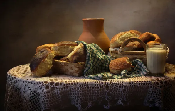 Стакан, стол, корзина, полотенце, молоко, хлеб, кувшин, булки