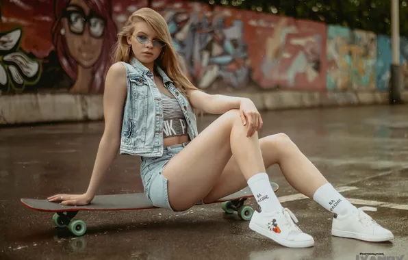 Картинка девушка, graffiti, legs, model, blonde, urban, skateboard, sitting