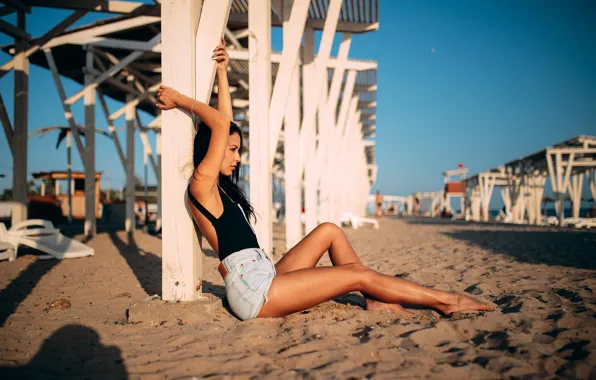 Картинка girl, beach, Model, shorts, long hair, legs, photo, barefoot