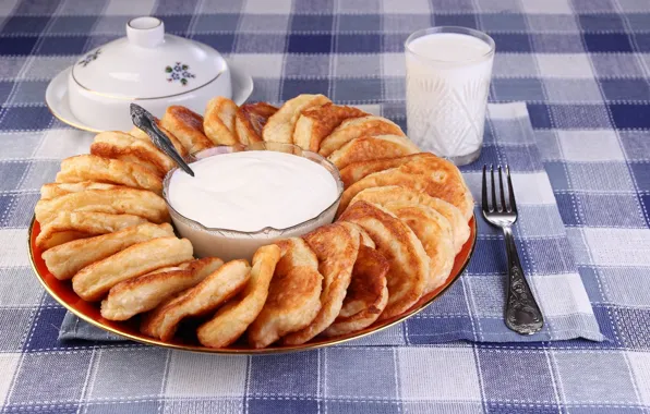 Молоко, сметана, оладьи