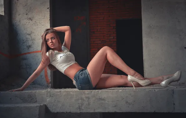 Картинка girl, shorts, legs, beautiful, model, heels, T-shirt