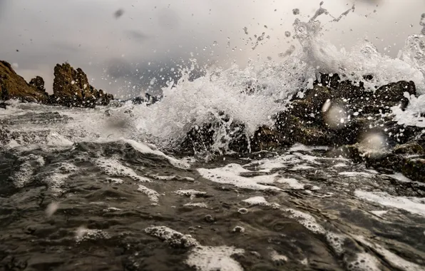 Картинка море, скалы, брвзги