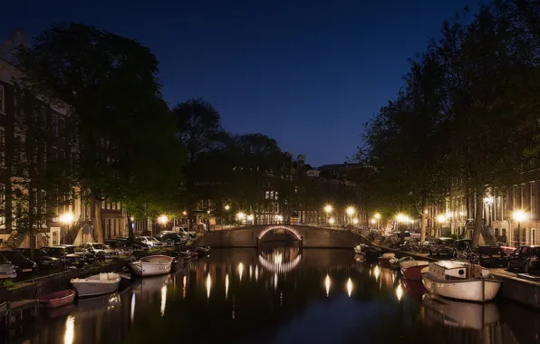 Картинка машины, ночь, огни, отражение, улица, лодки, Амстердам, фонари