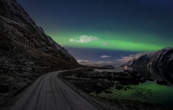 Картинка дорога, небо, облака, ночь, скалы, северное сияние, Норвегия, Лофотенские острова