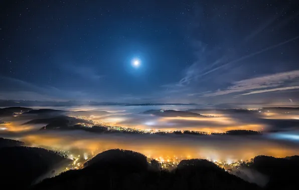 Картинка небо, ночь, город, огни, туман, холмы, звезды. луна