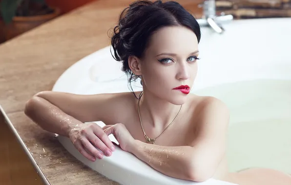 Взгляд, девушка, модель, волосы, playboy, брюнетка, ванная, цепочка