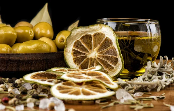 Листья, стол, бокал, масло, лайм, перец, миска, черный фон