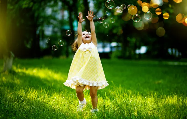 Картинка трава, радость, детство, девочки, смех, мыльные пузыри, девочка