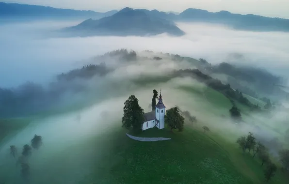 Картинка горы, туман, холмы, село, утро, церковь, леса, луга