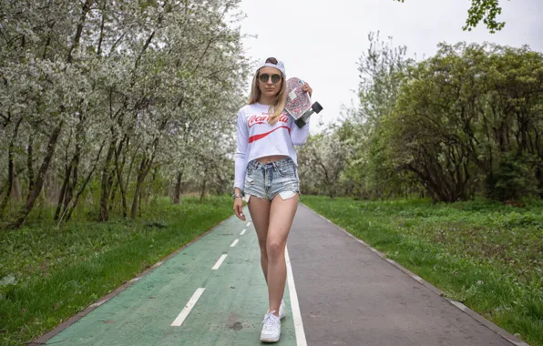 Картинка girl, shorts, legs, beautiful, glasses, cute, sneakers