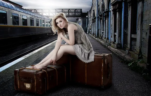 Картинка девушка, вокзал, чемоданы, Laura