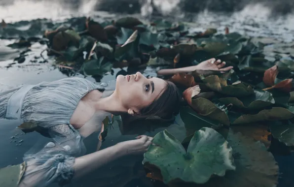 Взгляд, листья, вода, девушка, природа, лицо, поза, озеро