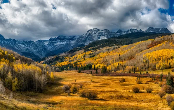 Картинка осень, лес, солнце, облака, деревья, горы, долина, США