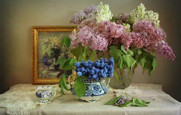 Картинка цветы, ветки, картина, чашка, ваза, сирень, мускари, салфетки